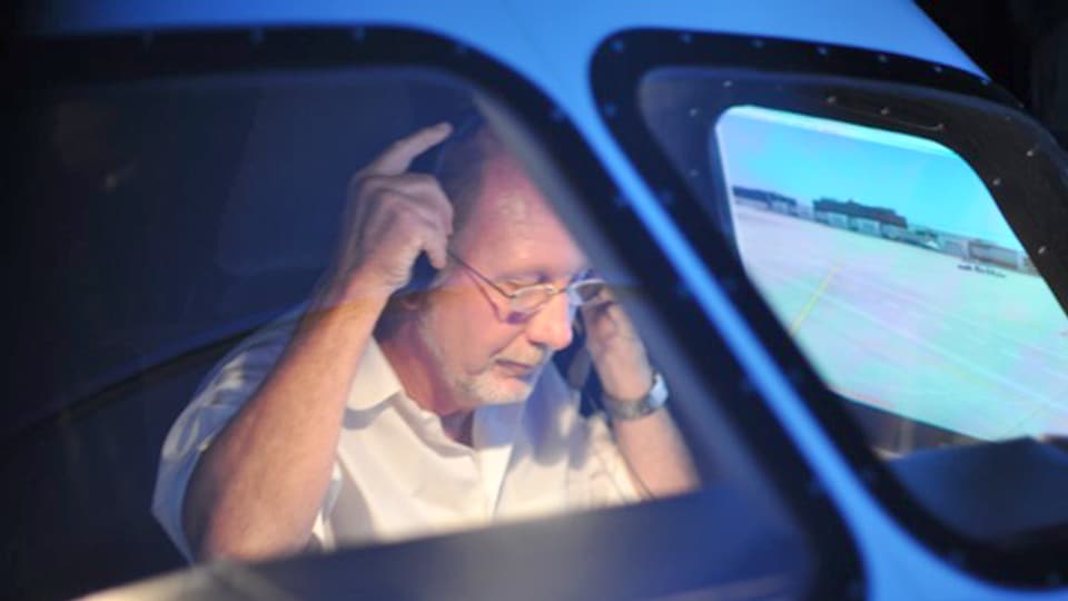 Fast wie echt: Walter Baumgartner im Cockpit seiner Boeing 737-NG.