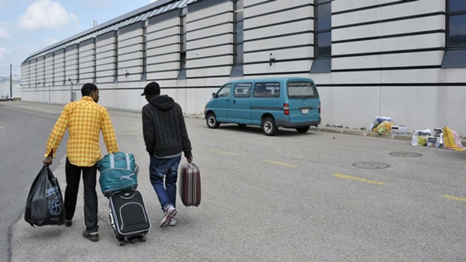 Zwei Asylbewerber vor dem Aufnahmezentrum in La-Chaux-de-Fonds.