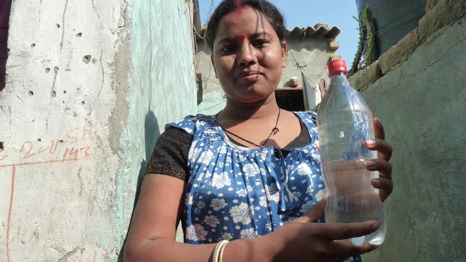 Die 32-jährige Nupur aus Delhi entkeimt Wasser mithilfe einer PET-Flasche.