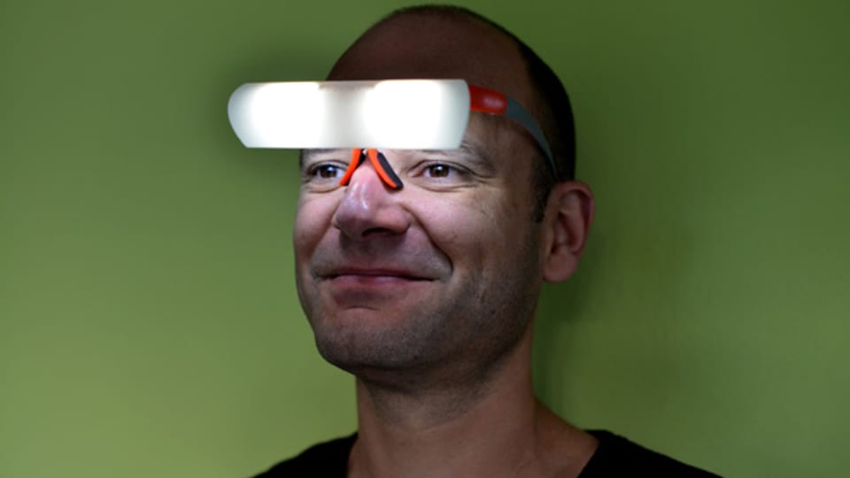 Input-Redaktor Reto Widmer testet Seqinetic, eine neuartige Therapie-Brille, die mit hellem LED-Licht dem Winterblues den Kampf ansagt.