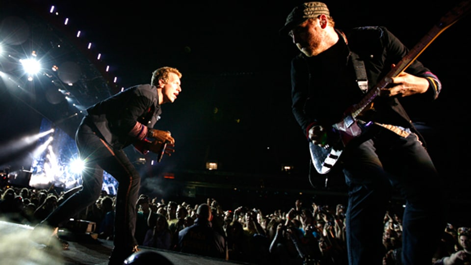 Coldplay-Gitarrist Buckland und Sänger Martin bei ihrem Konzert in Hannover.