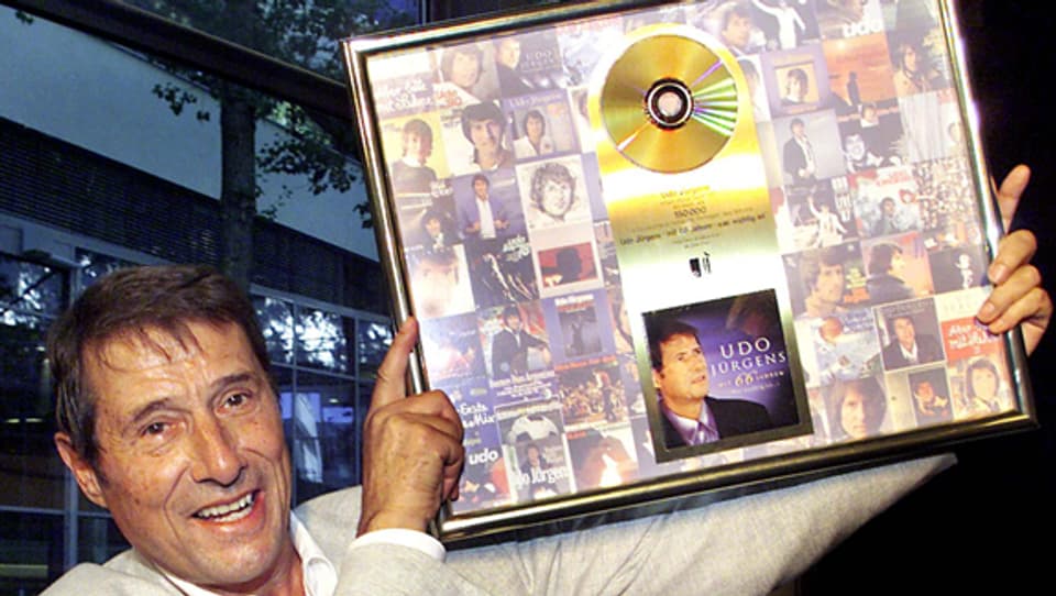 Udo Jürgens hat über 900 Lieder komponiert und 50 Studioalben veröffentlicht. Seine Fans kauften bisher mehr als 100 Millionen Tonträger. Hier wird Jürgens 2001 für sein Livealbum «Mit 66 Jahren» mit der Goldenen Schallplatte ausgezeichnet.