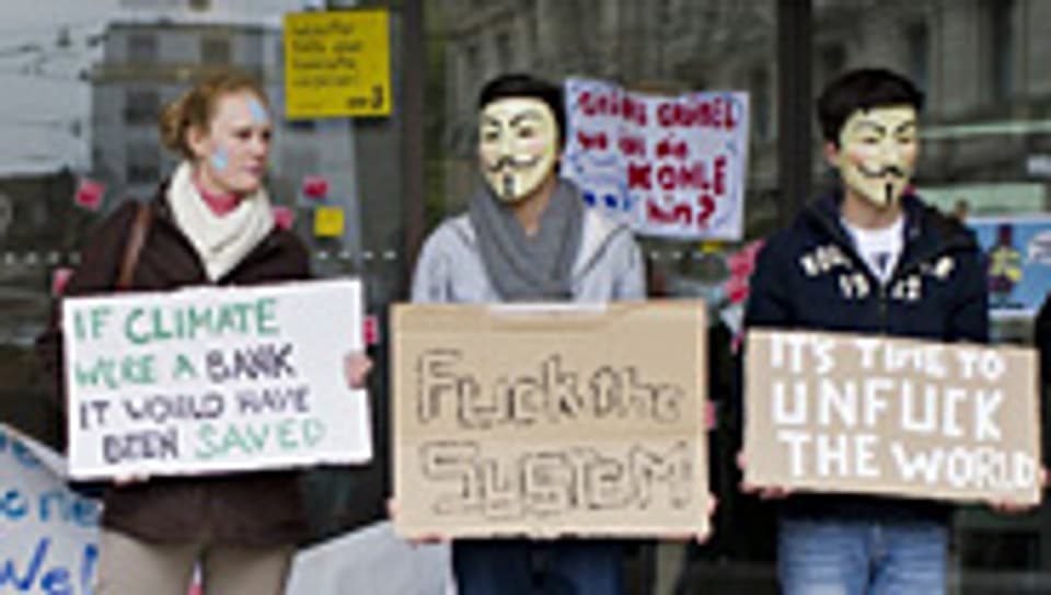 Demonstranten auf dem Zuercher Paradenplatz mit «Guy Fawkes» Masken.