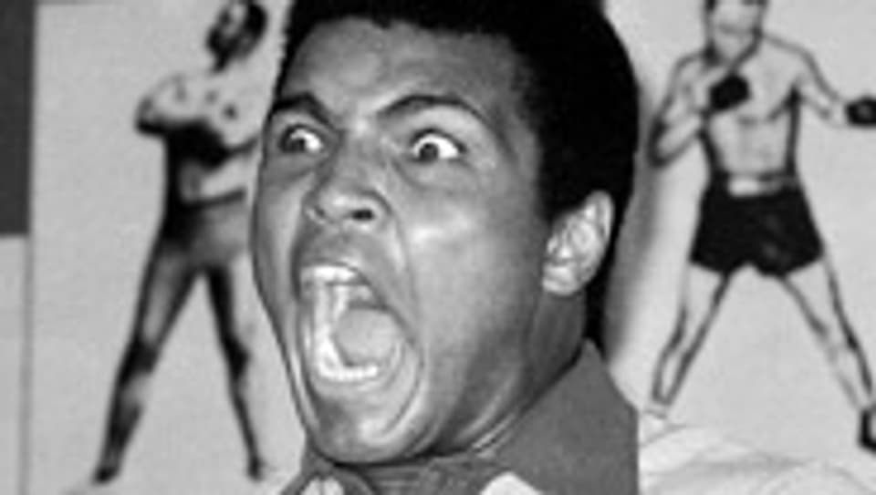 Muhammad Ali an einer Pressekonferenz 1974.