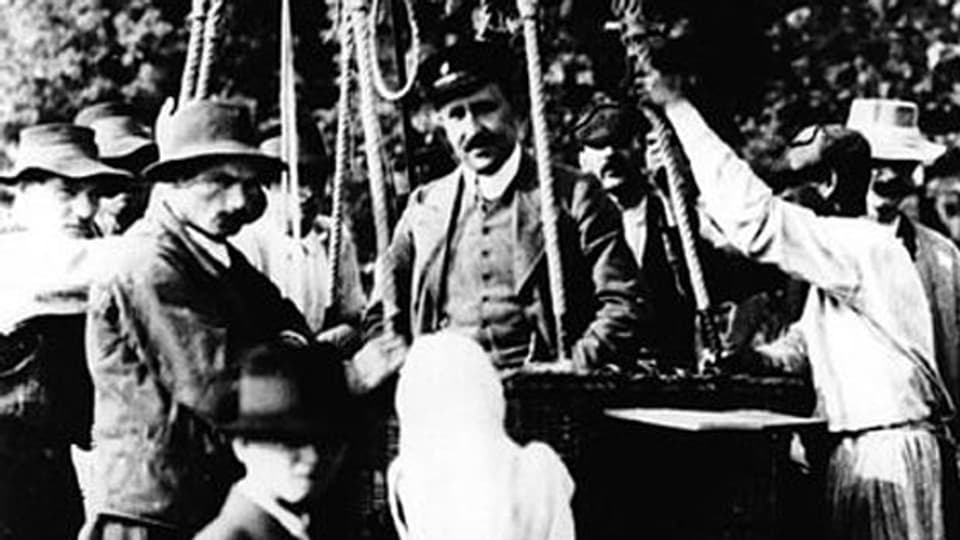 Der Physiker Victor Hess (Mitte) nach seinem Ballonflug am 7. August 1912.