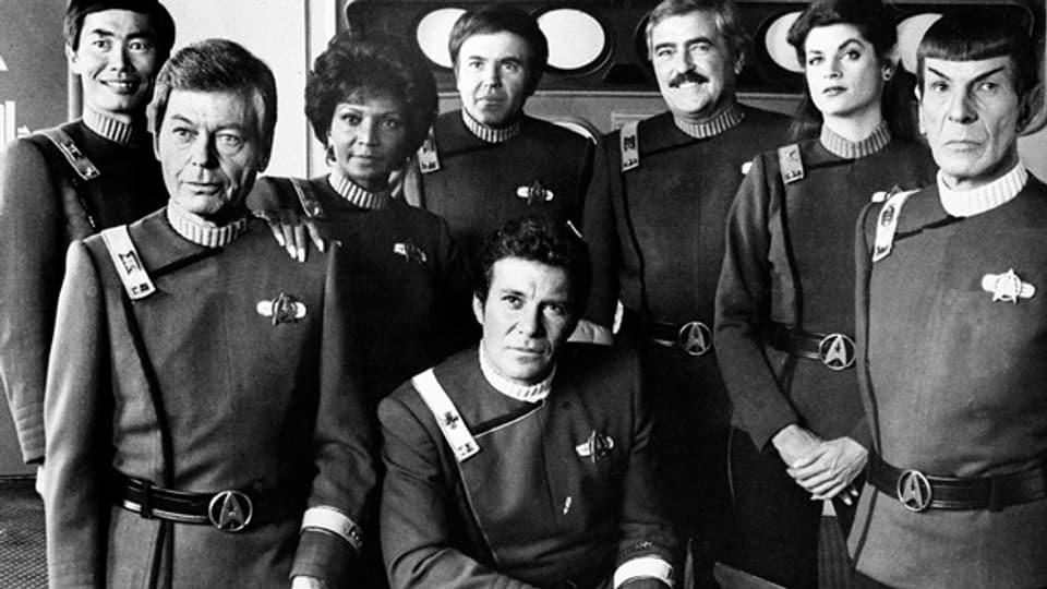 Die Raumschiff-Enterprise-Folge, in der Lieutenant Uhura (Nichelle Nichols, 3.v.l.) Kaptain Kirk küsst, wurde von einigen Fernsehsendern in den Südstaaten boykottiert.
