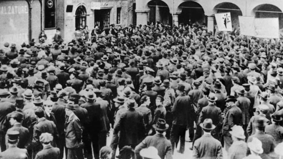 Streikende Arbeiter versammeln sich waehrend des Schweizer Generalstreiks in November 1918.