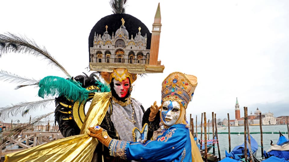 Aufwendige Kostüme vor historischer Kulisse: Karneval in Venedig.
