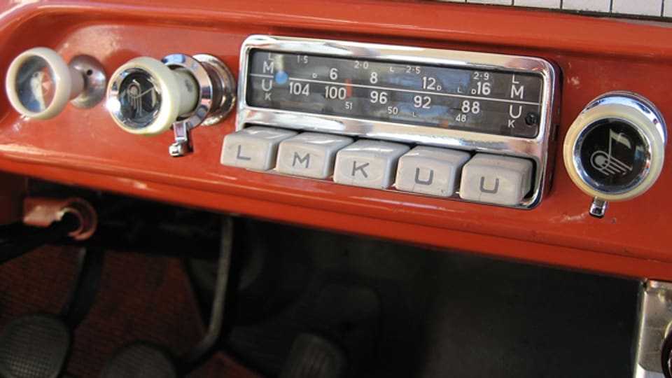 Historisches Autoradio aus dem Jahr 1958.