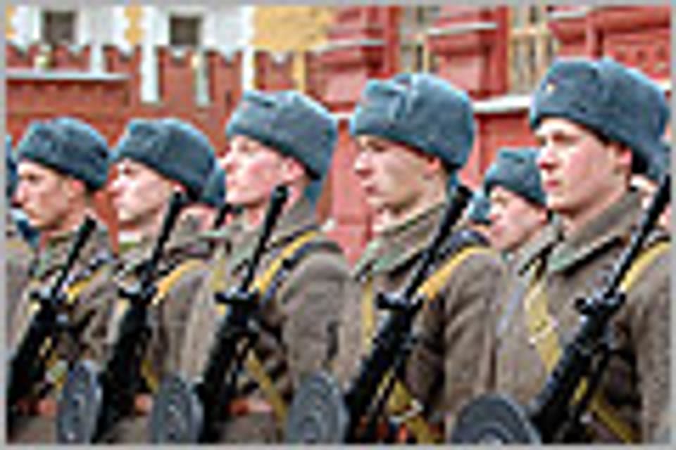 Russische Soldaten an der Jubiläumsparade vom 7. November