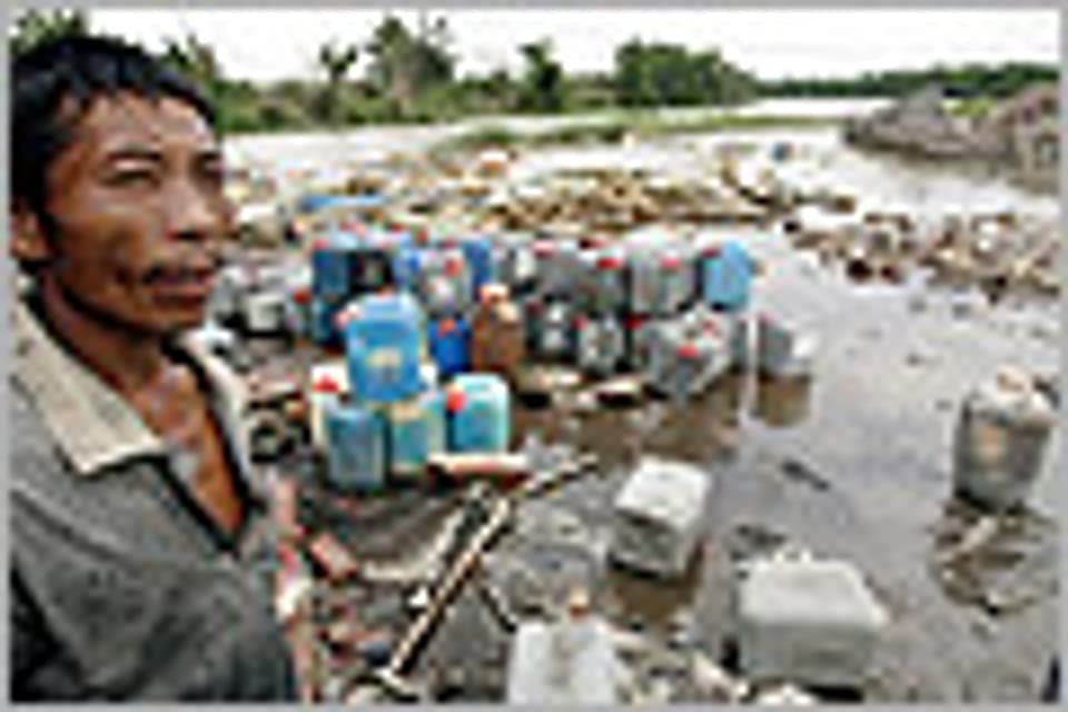 Illegal importierter Giftmüll lagert im Linjiang Fluss in Südchina.