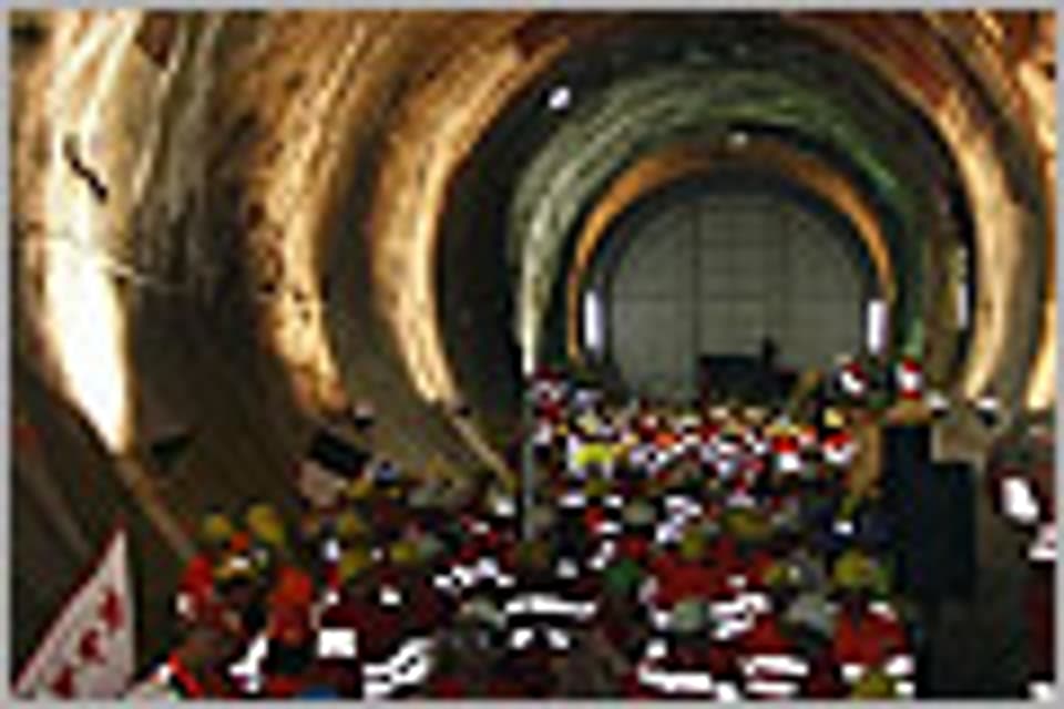 Mineure warten im Tunnel der Weströhre des Gotthard-Basistunnels, Oktober 2007.