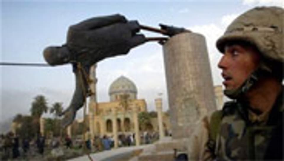 Fall der Saddam Hussein-Statue in Bagdad, April 2003