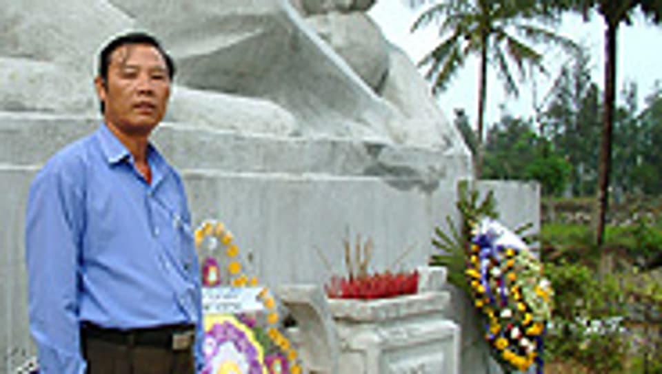 Pham Thanh Cong, 51, vor dem Mahnmal der Gedenkstätte My Lai. Er überlebte das Massaker.