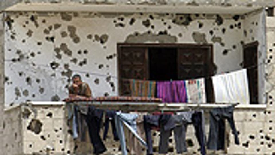 Alltag im Gazastreifen: Wäsche hängt auf einem Balkon. Die Einschusslöcher reapriert niemand.