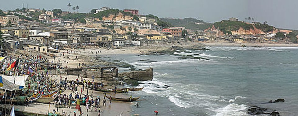 Blick auf die Küstenstadt Cape Coast in Ghana.