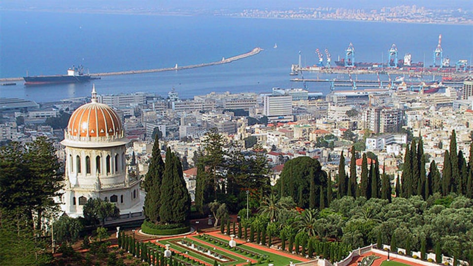 Blick auf den Schrein des Bab und den Industriehafen von Haifa.