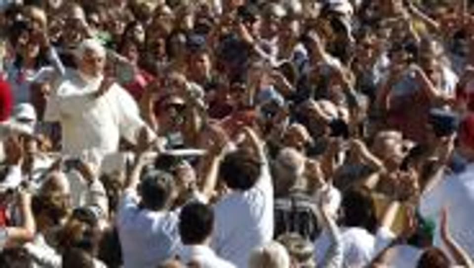 Papst Benedikt XVI. winkt der Menge während seiner wöchentlichen Audienz zu