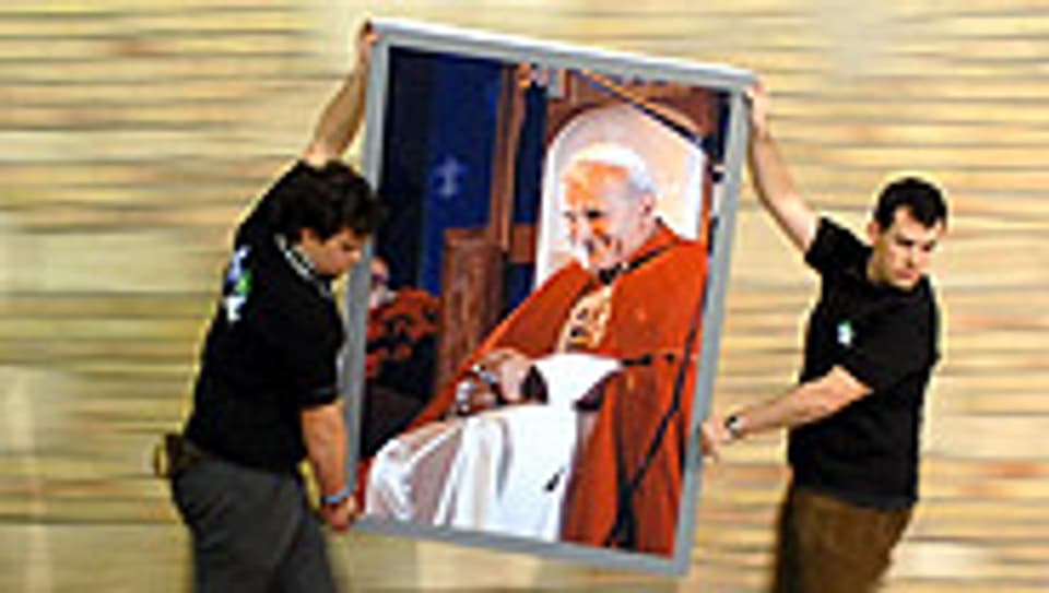 Nicht mehr im Amt, aber noch allgegenwärtig: Papst Johannes Paul II.