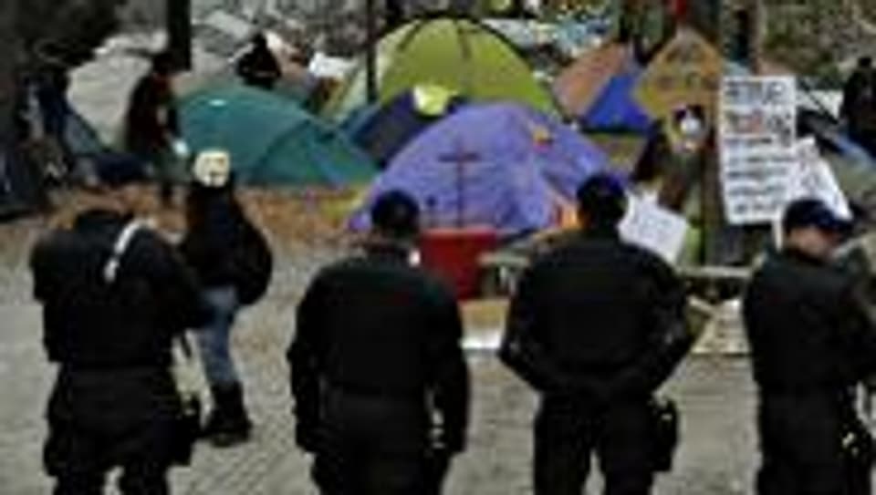 Polizisten räumen die Occupy-Zelte im Zürcher Lindenhof.