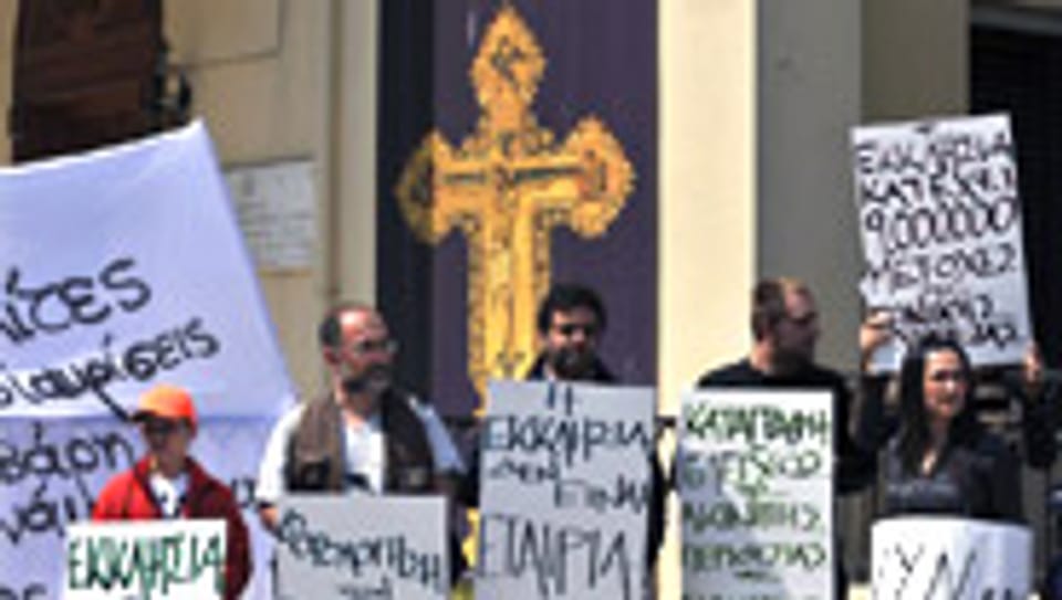 Protestierende vor einer griechisch-orthodoxen Kirche.