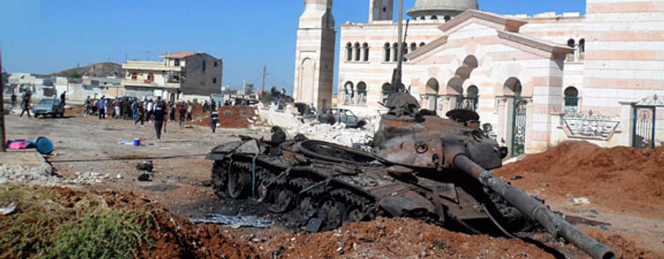Religion und Gewalt: Ausgebrannter Panzer in Aleppo.