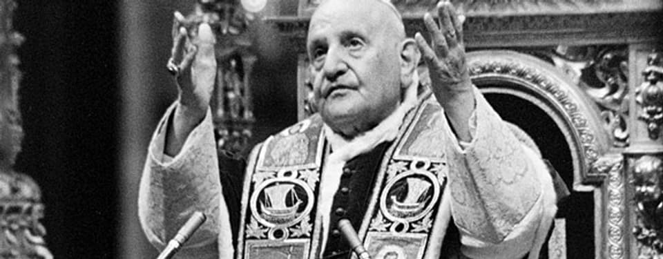 Papst Johannes XXIII. segnet die Teilnehmer am Ende der ersten Phase des Zweiten Vatikanischen Konzils im Dezember 1962.