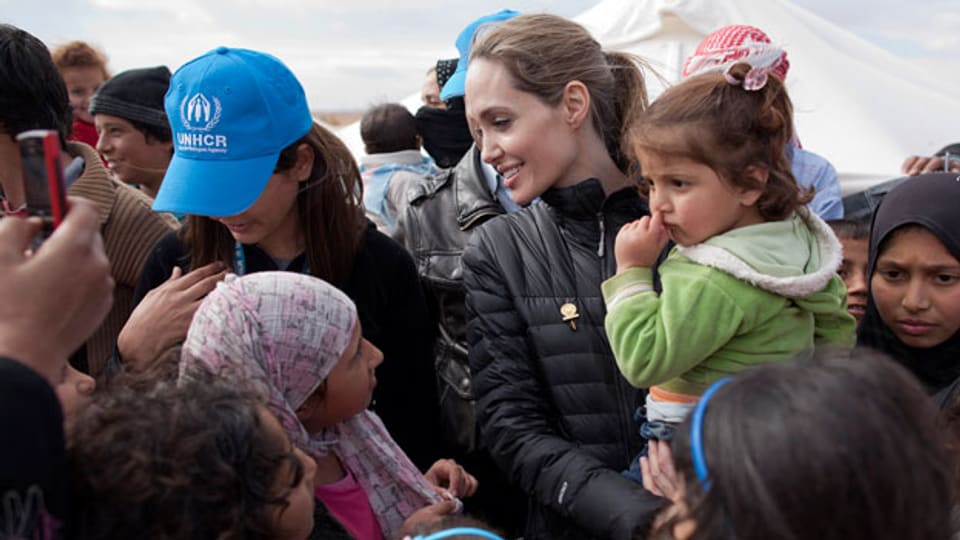 Neben den physischen sind die psychischen Nöte der Flüchtlinge enorm. Daran ändern auch Auftritte von Stars wie Angelina Jolie (hier im syrischen Flüchtlingslager Zaatari in Jordanien) nichts.