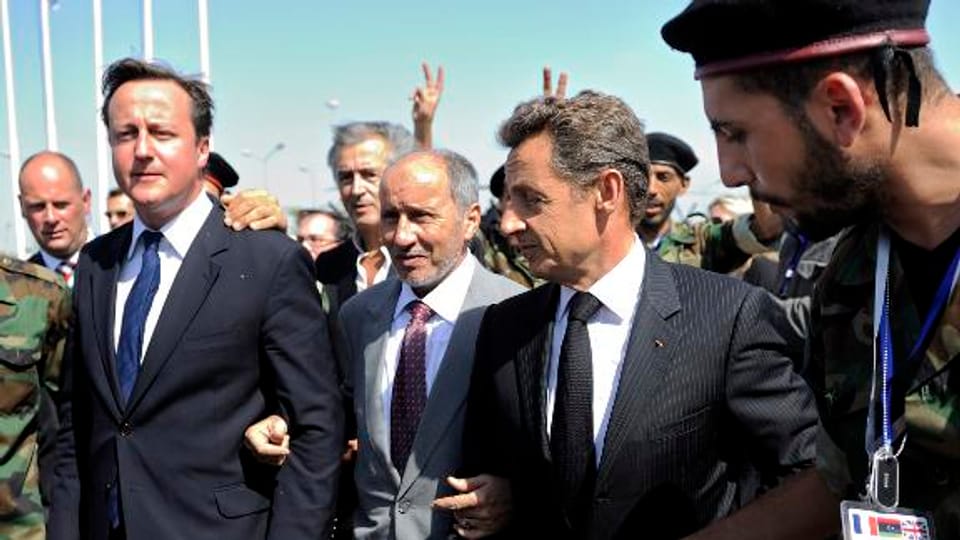 Nach dem Sturz Gaddafis besuchen die Regierungschefs von England und Frankreich das befreite Libyen.