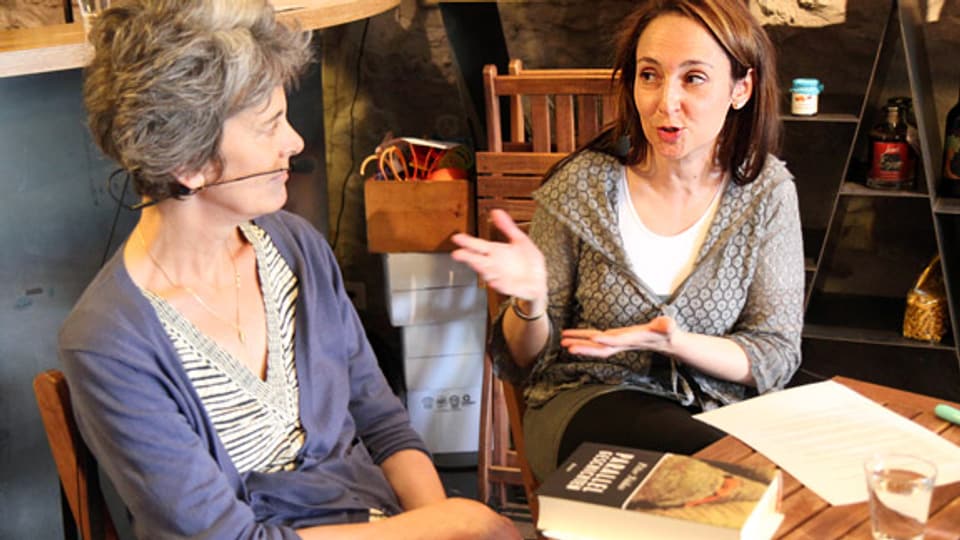 Übersetzerin Christina Viragh (links) im Gespräch mit Literaturredaktorin Britta Spichiger.