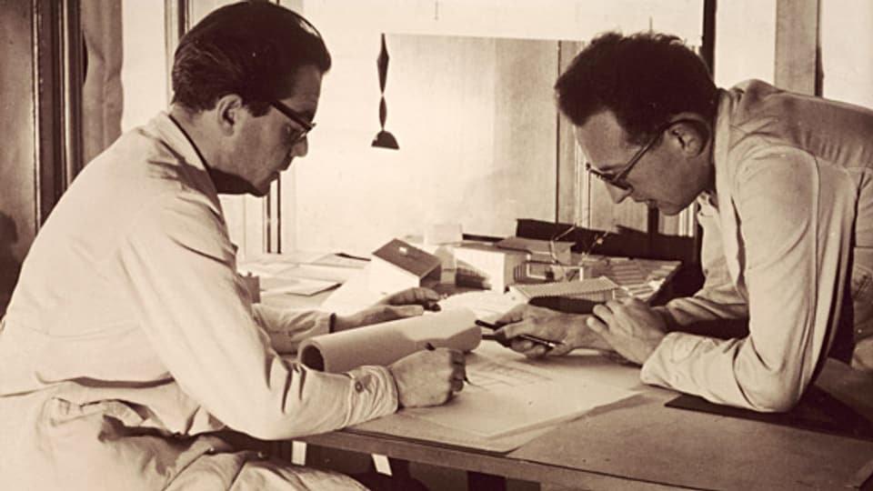 Max Frisch (links) mit seinem Mitarbeiter Hannes Trösch im Architekturbüro, Zürich 1952.
