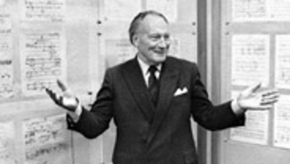Paul Sacher (1906-1999) vor Partituren in seiner Stiftung, 1986.