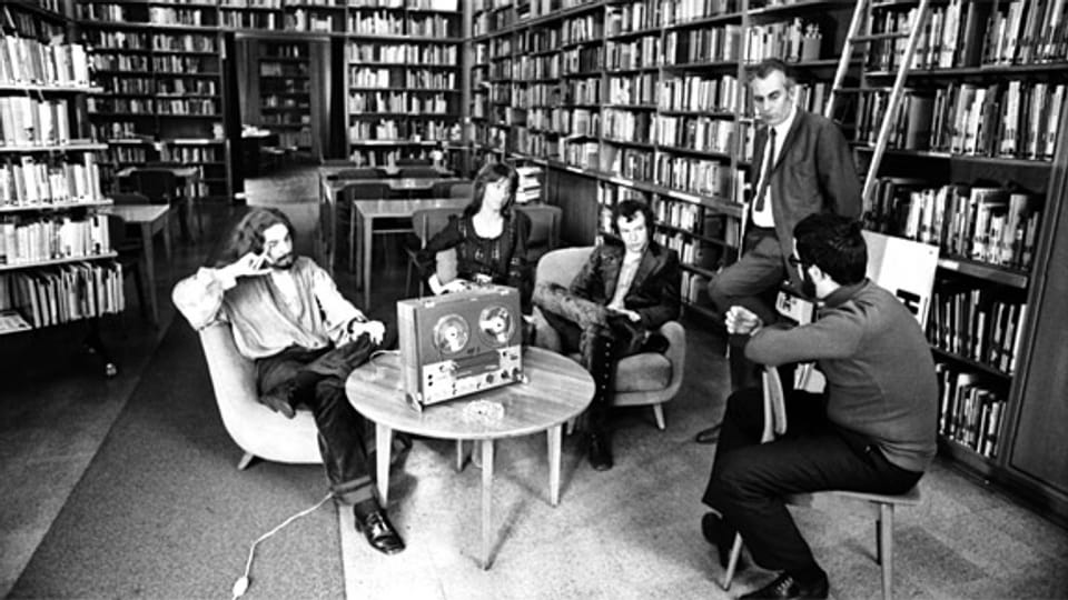 Institutsleiter Klaus Schulz hört mit Künstlern eine Klanginstallation im Jahr 1980.