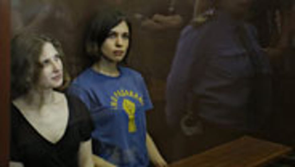 Im Glaskäfig am Prozess in Moskau: Maria Alekhina und Nadezhda Tolokonnikova von «Pussy Riot».