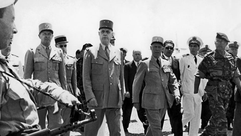 Ministerpräsident Charles de Gaulle besucht am 4. Juni 1958 das noch französische Algerien.