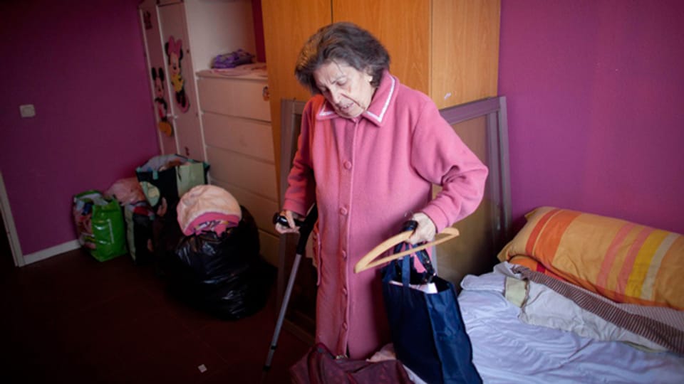 Eine 87 Jahre alte Frau packt ihre persönlichen Dinge. Sie muss ihre Wohnung in Madrid verlassen.