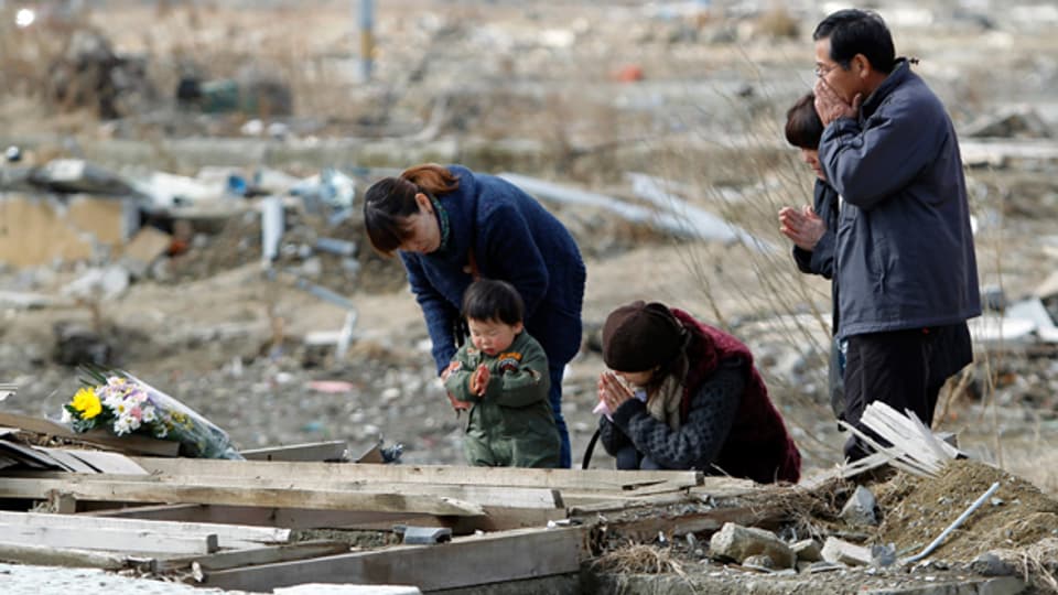Eine Familie trauert nach dem Erdbeben in Ishinomaki um ihren verstorbenen Sohn.