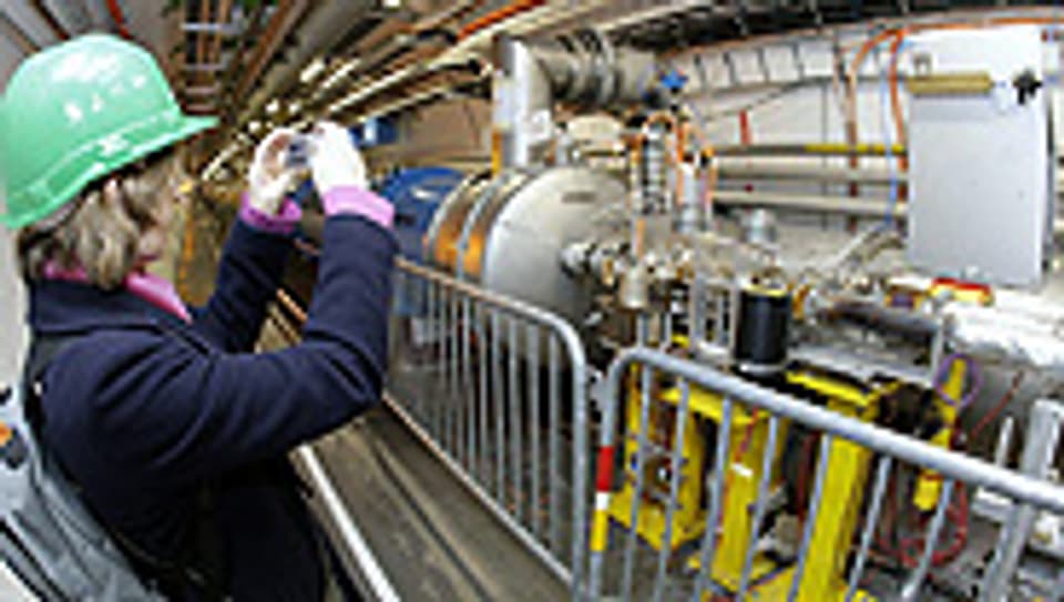 Ein Besucherin fotografiert einen Teil des «Large Hadron Collider». Der Tunnel des LHC ist 27 Kilometer lang.