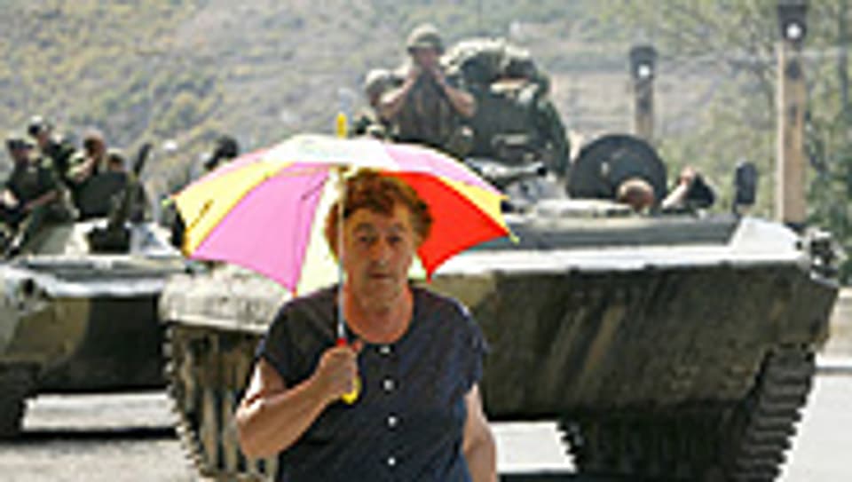 Panzer verlassen die georgische Stadt Gori, im August 2008.