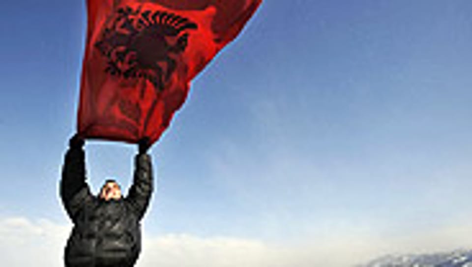 Kein Zweifel an der Unabhängigkeit Kosovos: Kosovo-Albaner mit albanischer Flagge.