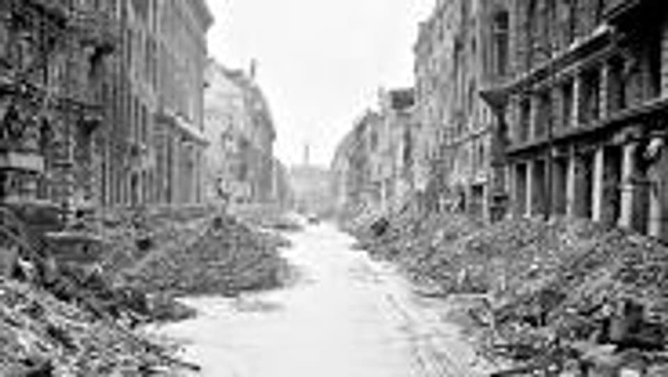 Berlin 1945: Von Bomben und Granaten zerstört.