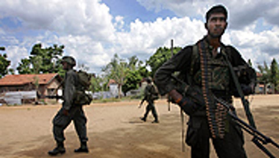 Soldaten der srilankischen Armee auf Patrouille in Muttur.