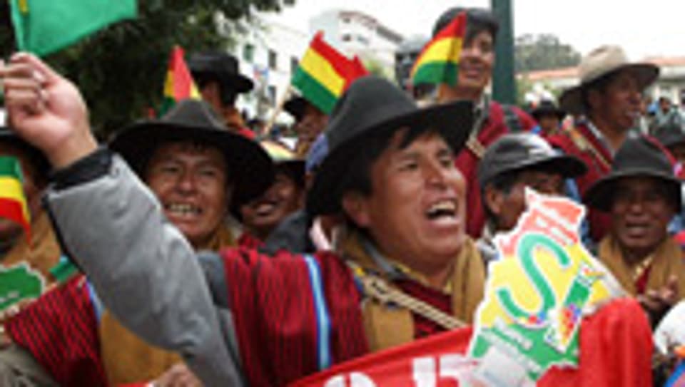 Indios feiern in La Paz ihren President Evo Morales - und die Verfassungsänderung.