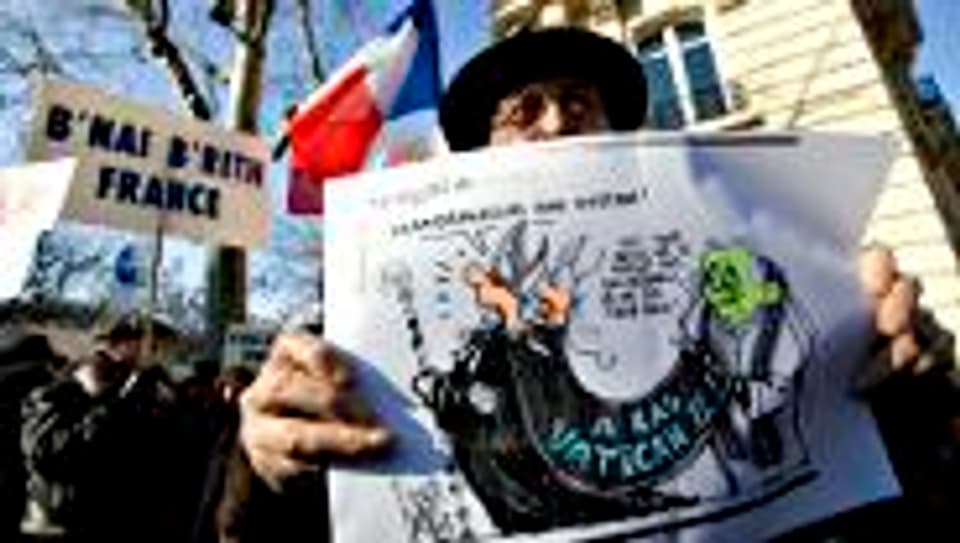 Französische Juden protestieren in Paris gegen den Papst-Entscheid.