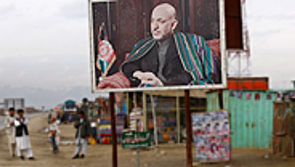 Ein Plakat von Afghanistan-Präsident Hamid Karzai ausserhalb von Kabul.