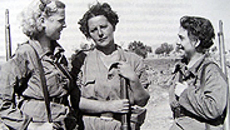 Drei Milizionärinnen in der ersten Phase des Bürgerkrieges, bevor die Frauen in den Pflegedienst abgeschoben wurden.