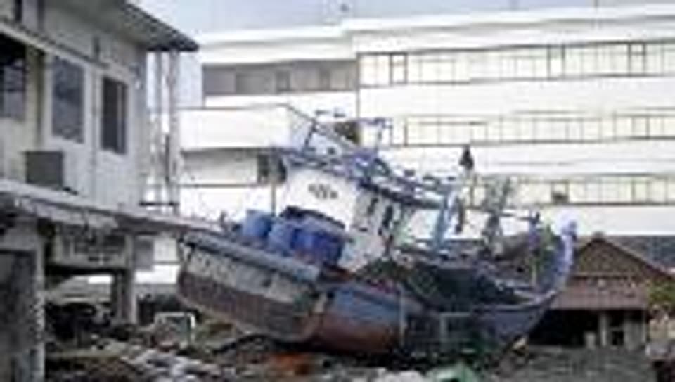 2004: Der Tsunami hat ein Boot an Land gespült.