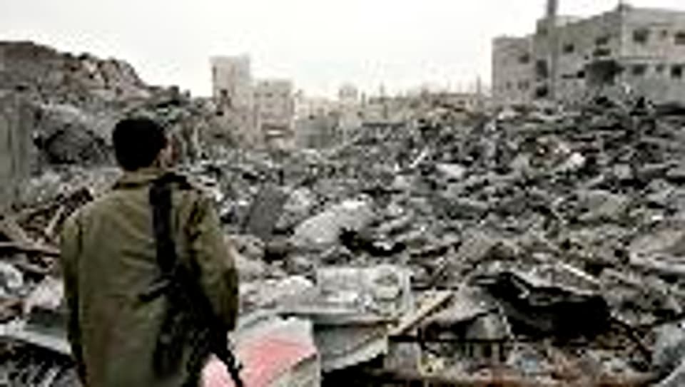 Ein Hamas-Kämpfer durchstreift das von Israel zerstörte Hauptquartier (Januar 2009).