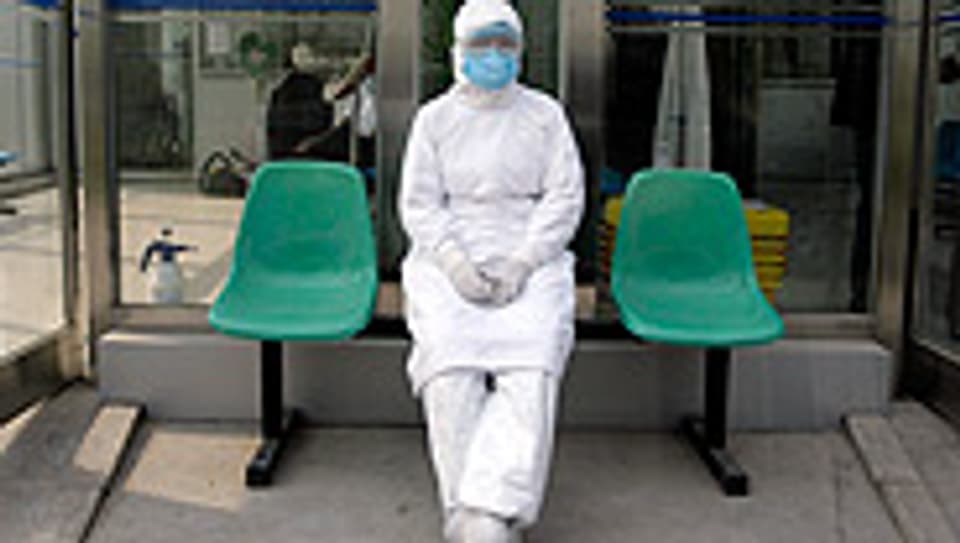 Von Kopf bis Fuss auf Grippe eingestellt: Mitarbeiter eines Pekinger Spitals.