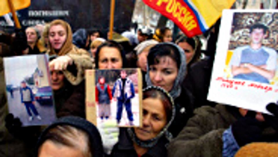 Demonstration in Grozny: Tschetschenen mit Bildern von vermissten Familienmitgliedern.